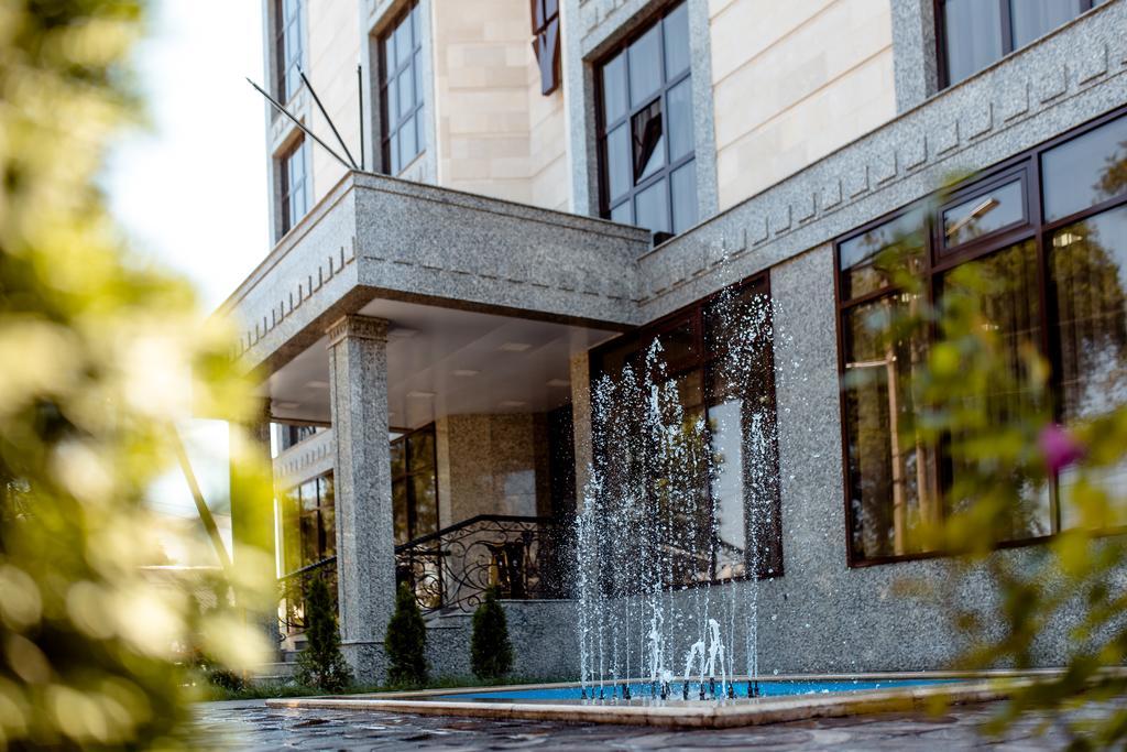 Discovery Hotel Bishkek Exterior foto