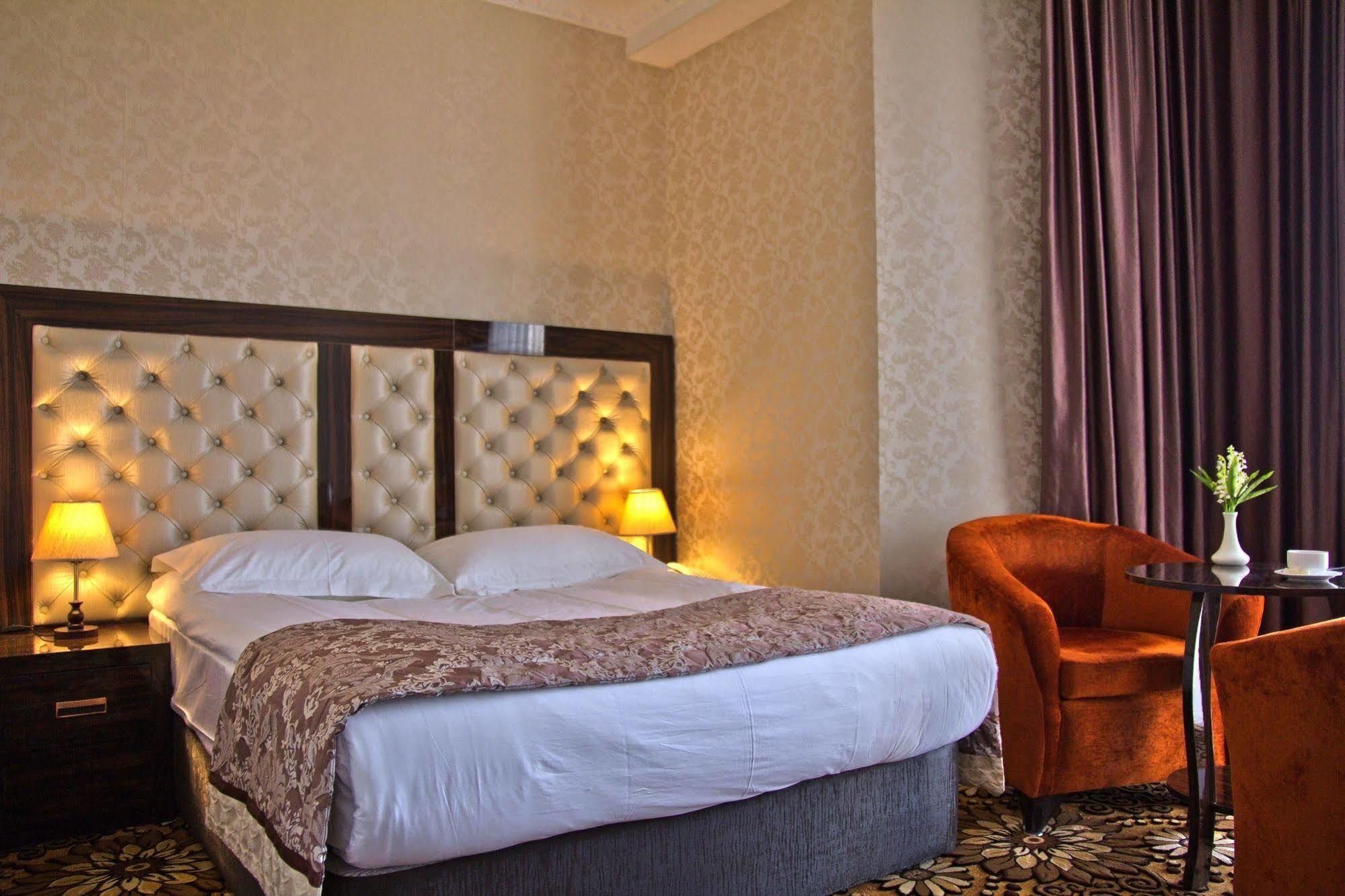 Discovery Hotel Bishkek Exterior foto