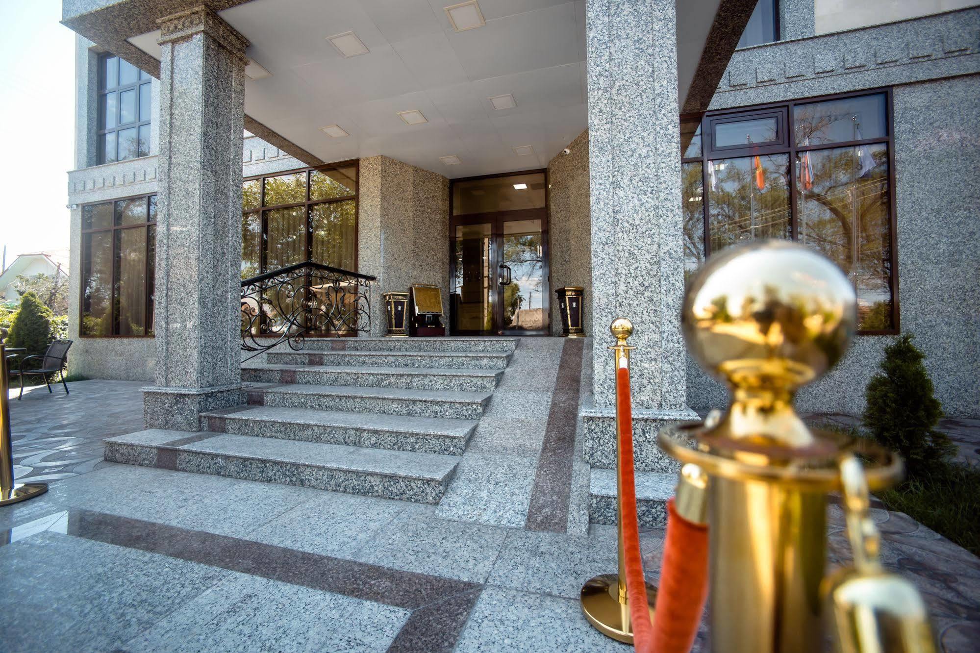 Discovery Hotel Bishkek Exterior foto