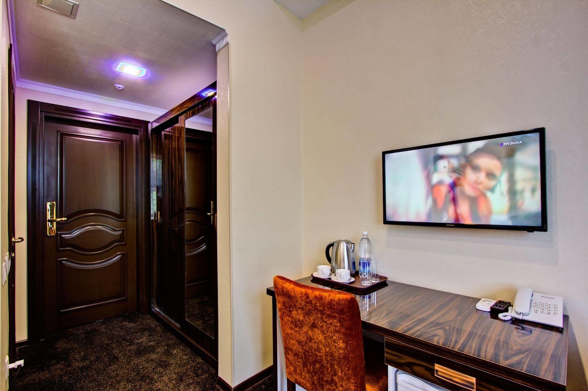 Discovery Hotel Bishkek Exterior foto
