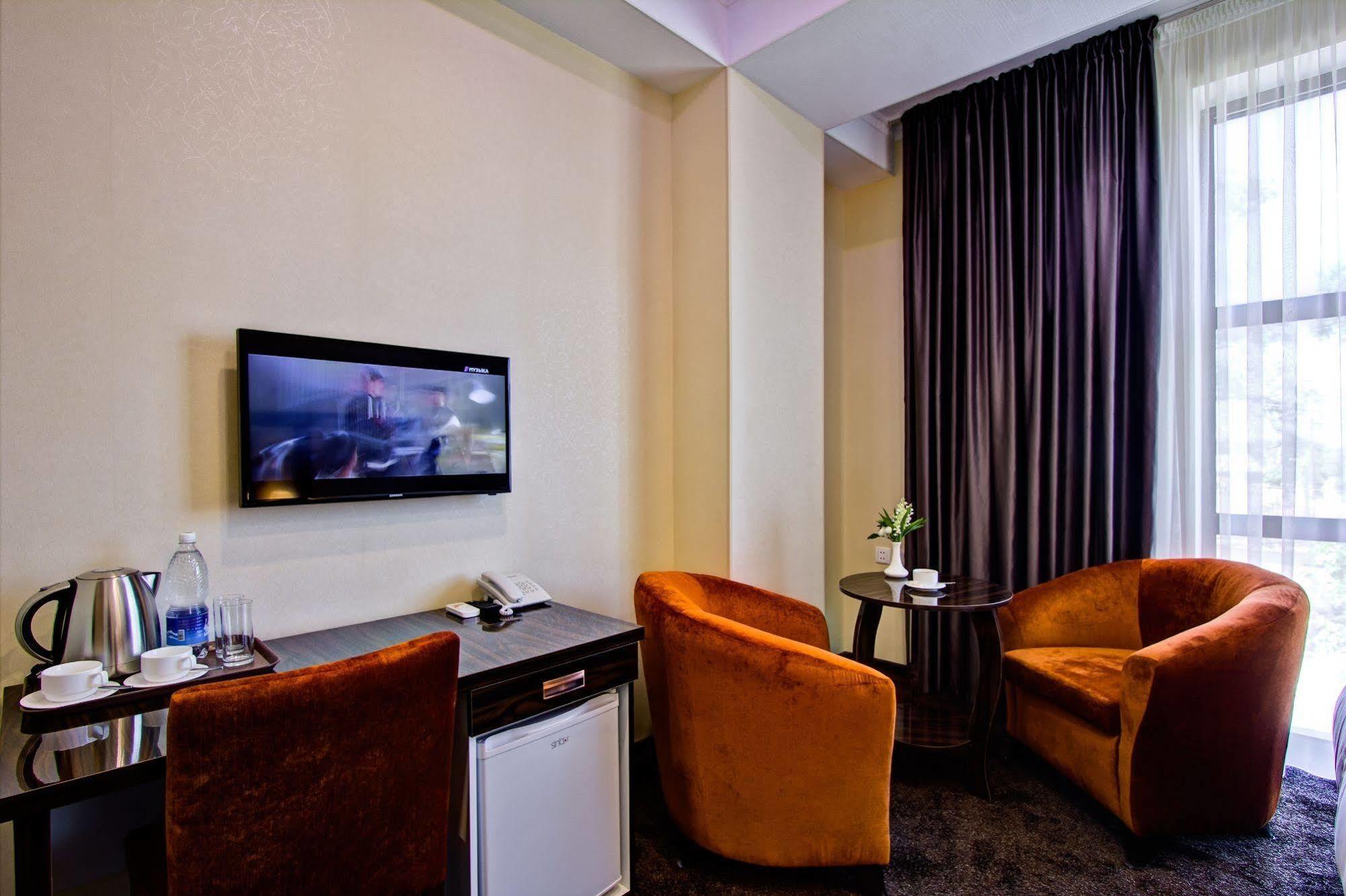 Discovery Hotel Bishkek Exterior foto