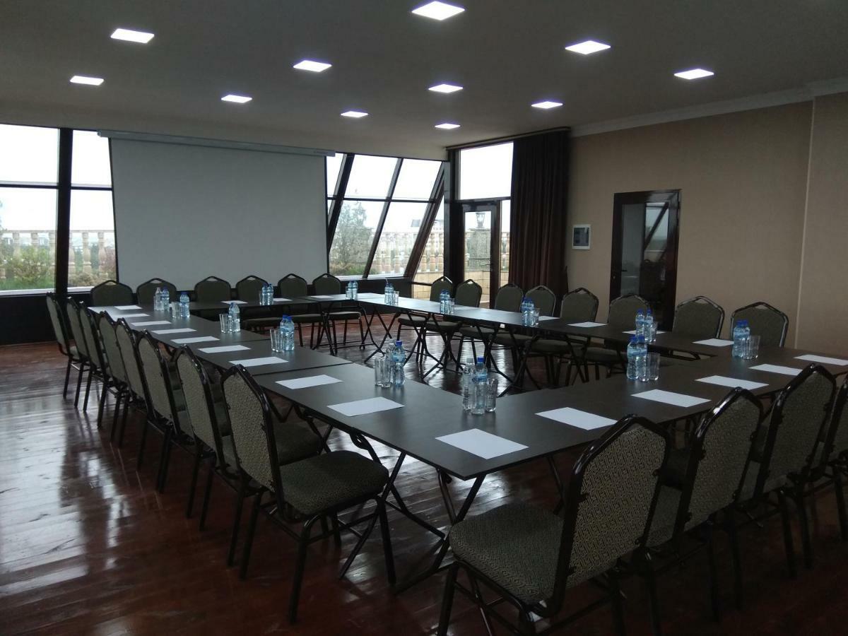 Discovery Hotel Bishkek Exterior foto