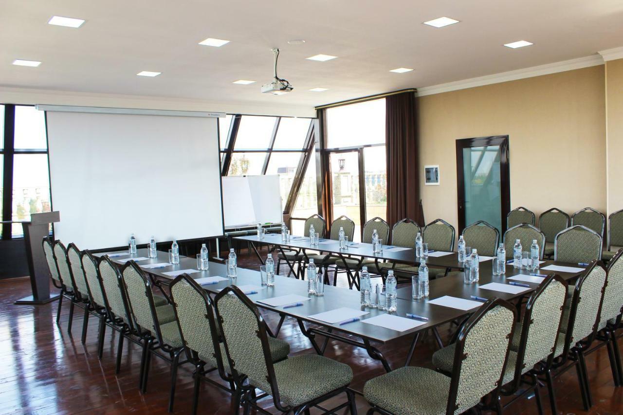 Discovery Hotel Bishkek Exterior foto